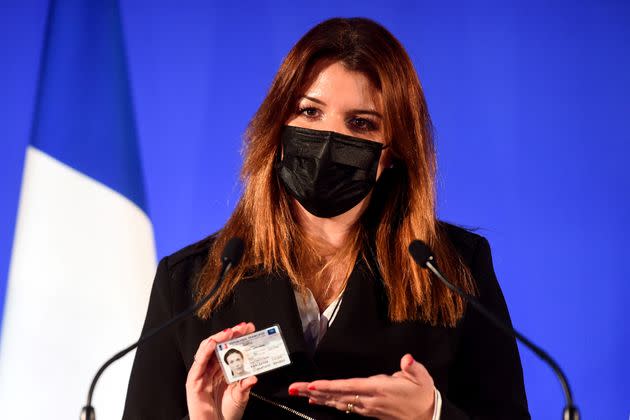 Au mois de mars, à l'occasion d'un déplacement dans le Nord, la ministre déléguée en charge de la Citoyenneté Marlène Schiappa avait présenté la nouvelle carte d'identité. Depuis ce 2 août, elle est désormais généralisée à tout le pays. (Photo: FRANCOIS LO PRESTI / AFP)