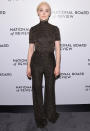 <p>Und dabei gehört zu einem spannenden Look so wenig, wie Saoirse Ronan auf den National Board Of Review Awards bewies, wo sie ihren Jumpsuit von Emilia Wickstead stilsicher mit nichts weiter als einem wunderbar frischen Styling kombinierte. (9. Januar 2018, Bild: Getty Images) </p>