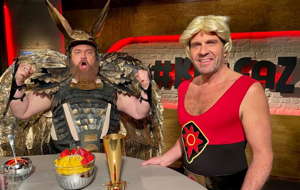 Oliver Kalkofe (rechts) und Peter Rütten präsentieren bei Tele 5 diesmal "Die kultigsten Filme aller Zeiten" - und das passend kostümiert, wie hier anlässlich des Klassikers "Flash Gordon".
 (Bild: TELE 5)