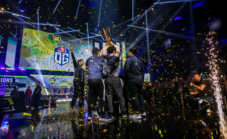 El Team OG celebra su victoria en el ESL One Stockholm Dota Major en el Hovet Arena, el 22 de mayo de 2022 en Estocolmo, Suecia. (Foto: Joe Brady/Getty Images)