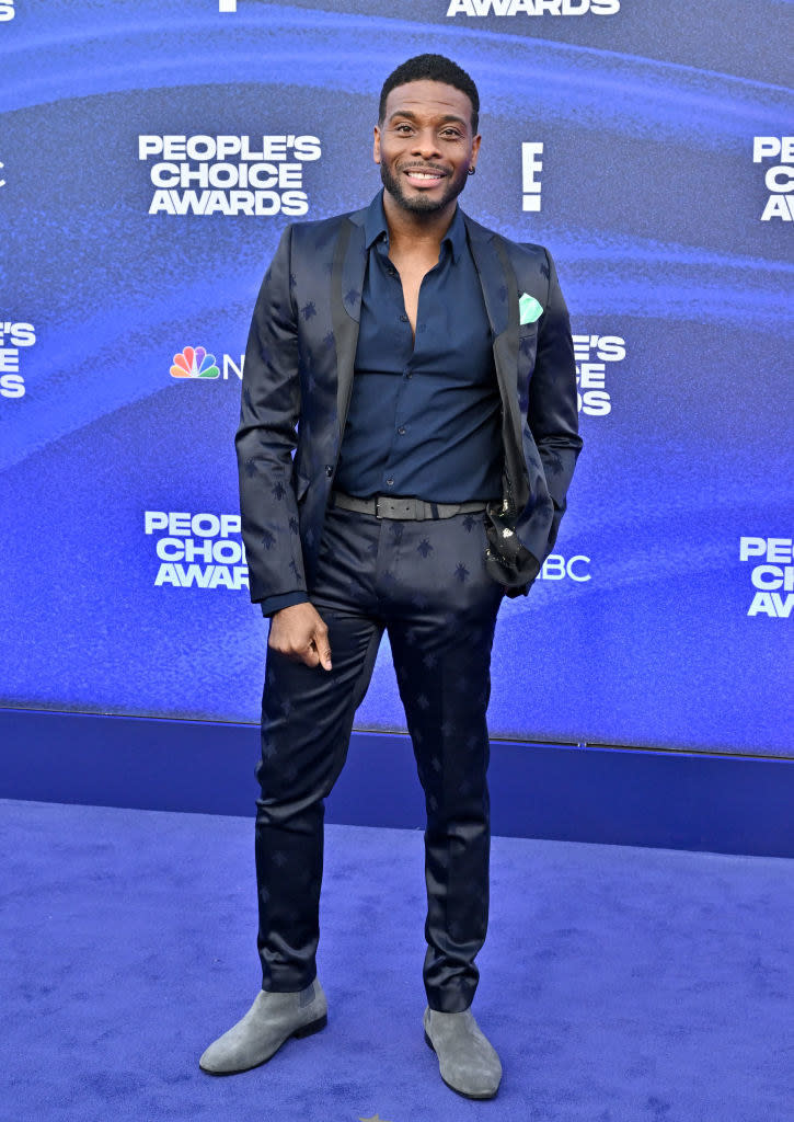 el Mitchell attends the 2022 People's Choice Awards in a colorful suit