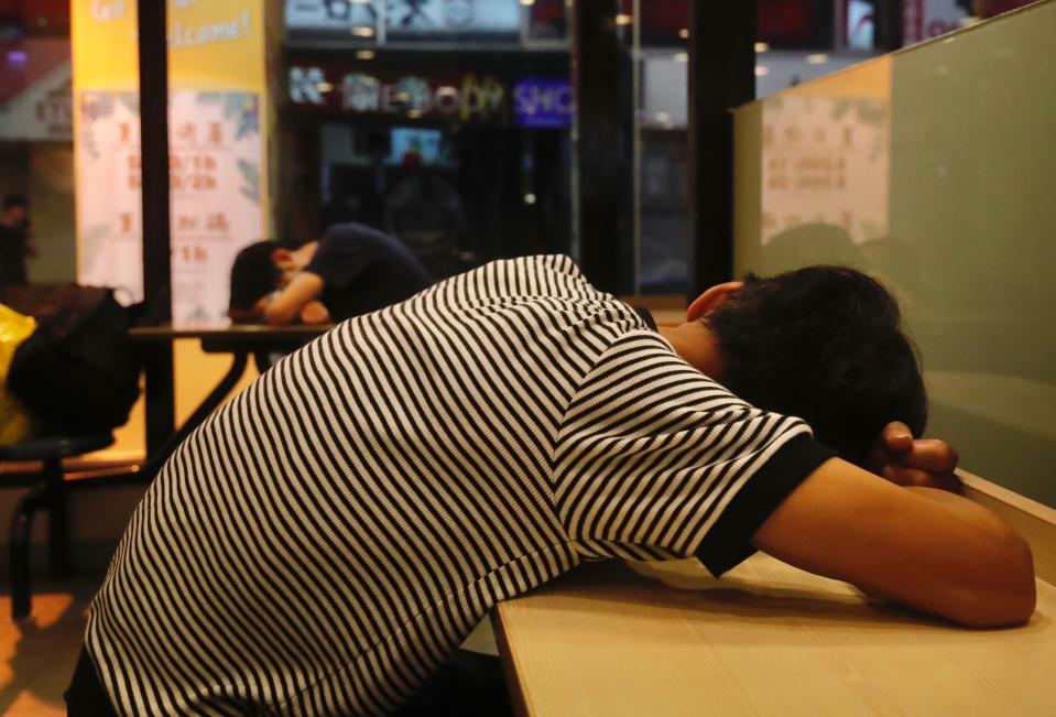 La imagen muestra a un grupo de personas recuperándose de una hola de calor en la sede de un McDonald's en Taipei, Taiwán. Los Mcrefugiados son personas que viven o descansan en la cadena de comida rápida. (Photo by Ceng Shou Yi/NurPhoto via Getty Images)