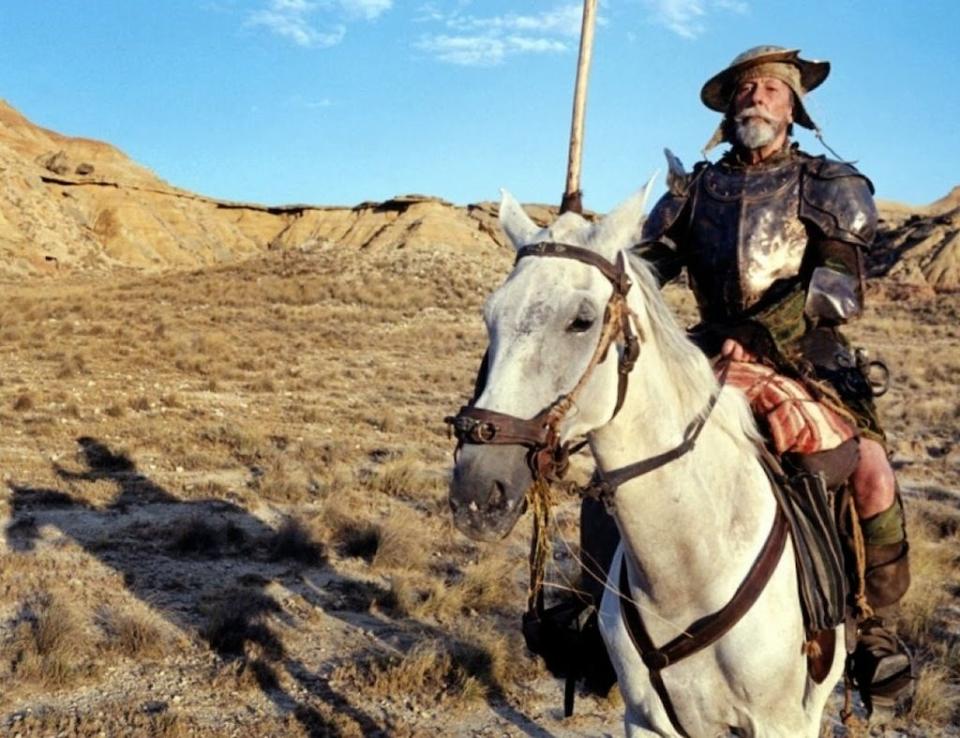 'Don Quijote’ De la maldición de la adaptación al cine del Quijote de Cervantes no sólo existe la de Terry Gilliam, que lleva más de media vida detrás de ella. Durante varios años correría el rumor de una guerra de estudios para poner a Almodóvar al frente de las locas historias del segundo manchego más célebre de la historia. Sean Connery como Don Quijote y Robin Williams como Sancho Panza retumbaban por entonces para la versión de Almodóvar, Johnny Depp y Vanessa Paradis para la de Gilliam. Ni una ni la otra.