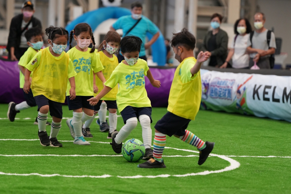 臺北市大安國小附幼的幼兒與家長一同體驗足球賽，重視家庭休閒活動的共同參與