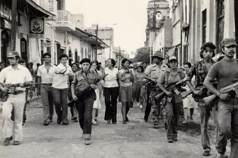 Dora María Téllez (centro), durante su época en la guerrilla