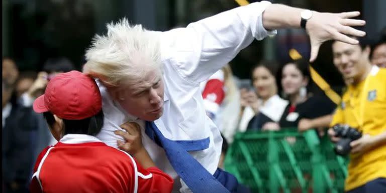 Boris Johnson tacklea a un niño de 10 años