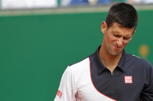 El serbio Novak Djokovic se lamenta tras errar un punto en las semifinales del Torneo de Montecarlo, donde cayó ante el suizo Roger Federer, el 19 de abril de 2014, en Mónaco (AFP | JEAN CHRISTOPHE MAGNENET)