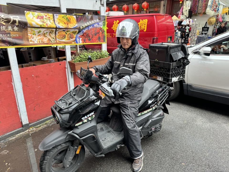 華裔外賣郎曹先生表示，最低時薪要求對於比較努力的外賣郎來說影響不大。(記者和釗宇／攝影)