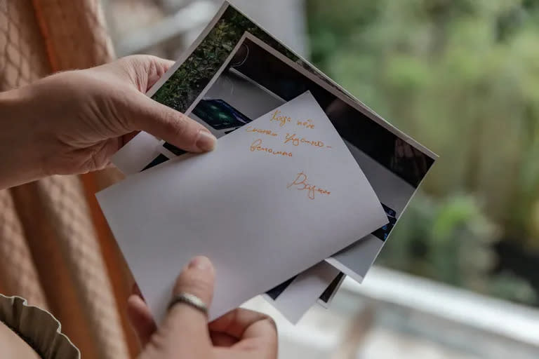 La Sra. Ptushkina mostrando fotos que sus amigos le habían dejado con mensajes. “Cuando estés triste, solo recuerda”, dice una de las notas. (Foto: Nyimas Laula)