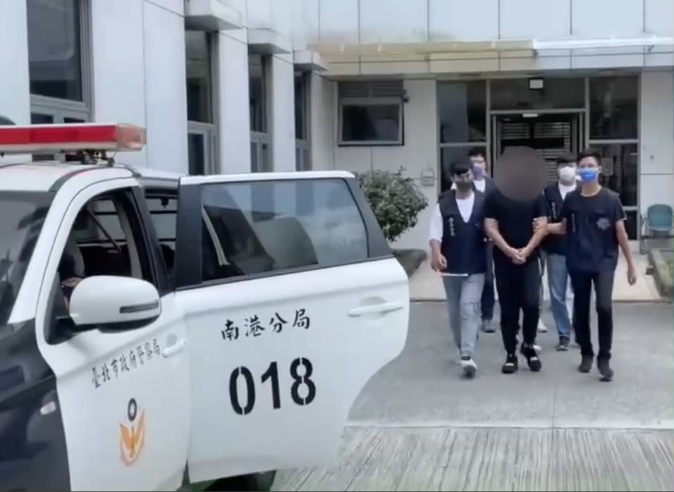 南港警破獲以留姓犯嫌為首的人蛇集團，逮捕六嫌移送法辦。（記者周閩生攝）