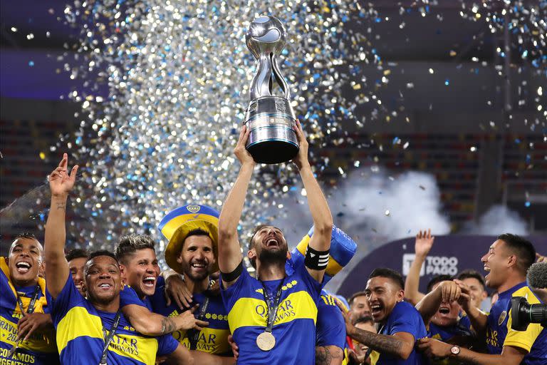 Izquierdoz levanta el trofeo de la Copa Argentina 2021, su primer título como capitán de Boca