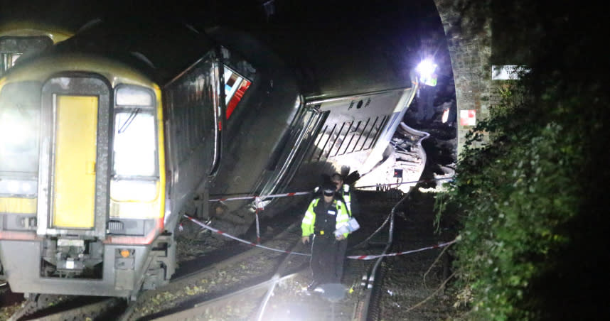 英國索爾茲伯里附近的隧道發生2列火車相撞的意外。（圖／翻攝自推特，下同）