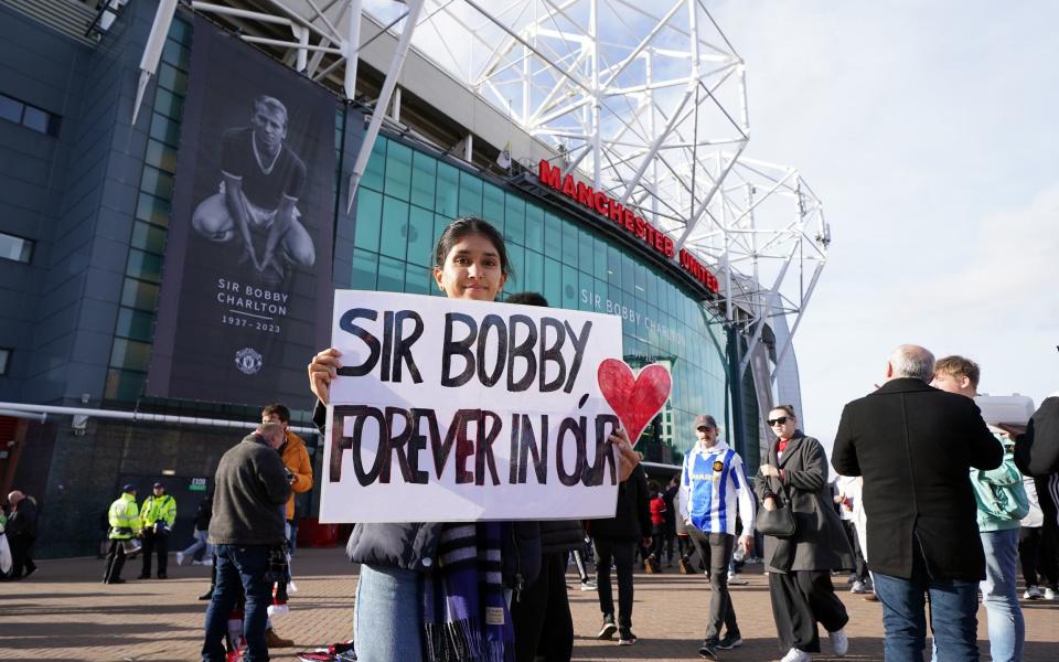 A United fans pays tribute to Sir Bobby