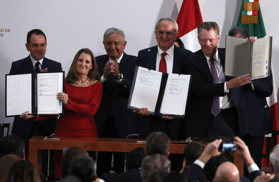 De izquierda a derecha, el secretario de Hacienda y Crédito Público de México, Arturo Herrera; la viceprimera ministra de Canadá, Chrystia Freeland; el presidente de México Andrés Manuel López Obrador; Jesús Seade, negociador mexicano y Robert Lighthizer, el representante comercial de EEUU tras firmar el T-MEC, el acuerdo de libre comercio entre los tres países en el Palacio Nacional de la Ciudad de México, el martes 10 de diciembre de 2019. (AP Foto/Marco Ugarte)