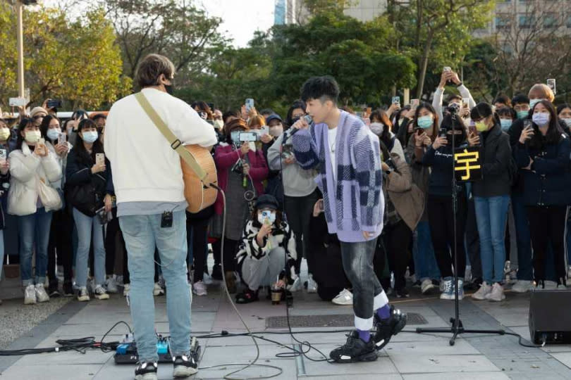 演出時小宇一度出現「忘詞」的小失誤，他笑說忙著看現場每一個人的臉，一不小心就忘詞了。（圖／華納音樂提供）