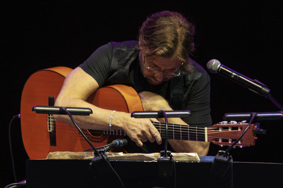 El guitarrista estadounidense Al Di Meola se toca el pecho poco antes de salir con dificultades del escenario en el foro Arenele Romane en Bucarest, Rumania, el 27 de septiembre de 2023. Di Meola sufrió un infarto durante una actuación en la capital rumana. Se encuentra en condición estable y recibiendo tratamiento, dijo el jueves un vocero del hospital en el que fue ingresado. (Foto AP/Dragos Cristescu)