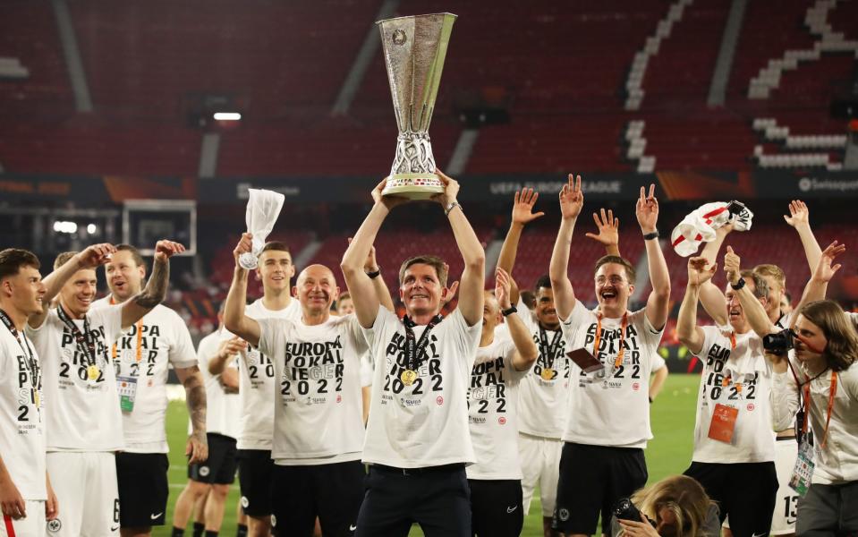 Oliver Glasner, Head Coach of Eintracht Frankfurt lifts the UEFA Europa League Trophy following their team's victory during the UEFA Europa League final match between Eintracht Frankfurt and Rangers FC at Estadio Ramon Sanchez Pizjuan on May 18, 2022 in Seville, Spain