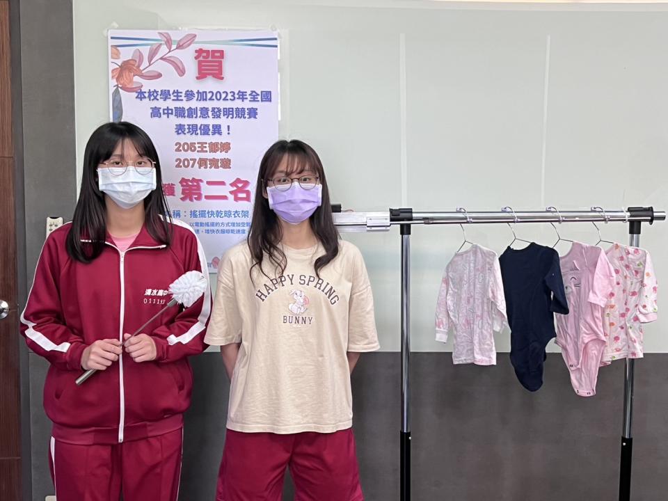台中市清水高中王郁婷及何宛璇同學展示他們獲獎的作品「旋轉防濺馬桶刷」、「搖擺快乾晾衣架」。（記者陳金龍攝）