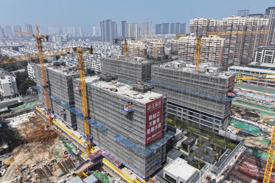 Jahrelang war der Immobiliensektor der Motor des chinesischen Wirtschaftswachstums. Nun drückt die Krise die Wirtschaftsleistung Chinas. - Copyright: picture alliance / CFOTO | CFOTO