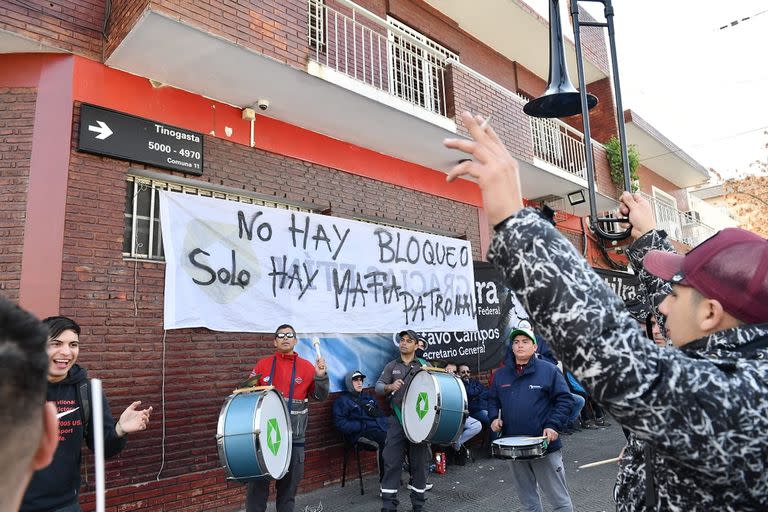 Atilra organizó una protesta frente a la empresa de lácteos Vidal, en Villa Devoto