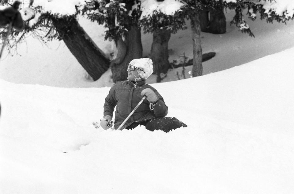 1975: Caroline Kennedy skis in Gstaad