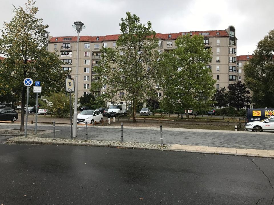 Otra vista del estacionamiento que se creó para esconder cualquier resquicio del búnker donde se mató Hitler. Berín, Alemania. Foto: redes