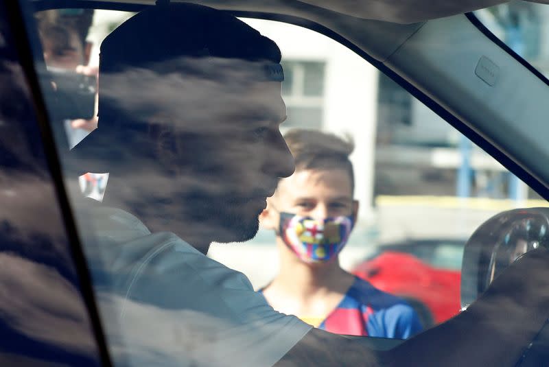 Foto del domingo del delantero del Barcelona Luis Suárez a su llegada para hacerse los controles de coronavirus previos al inicio de la pretemporada