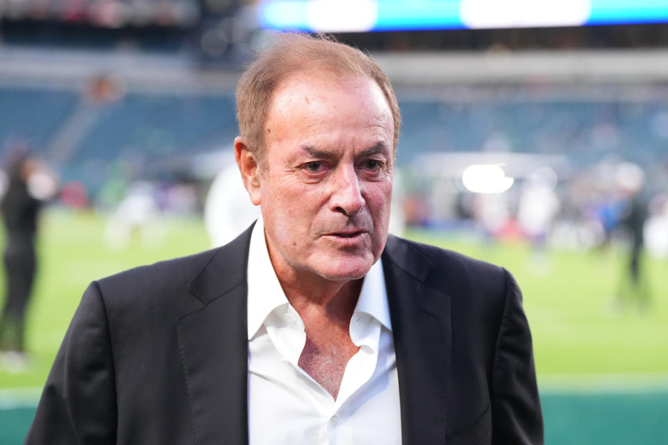 FILADÉLFIA, PENSILVÂNIA - 14 DE SETEMBRO: Al Michaels observa antes do jogo entre o Minnesota Vikings e o Philadelphia Eagles no Lincoln Financial Field em 14 de setembro de 2023 na Filadélfia, Pensilvânia. (Foto de Mitchell Leff/Getty Images)