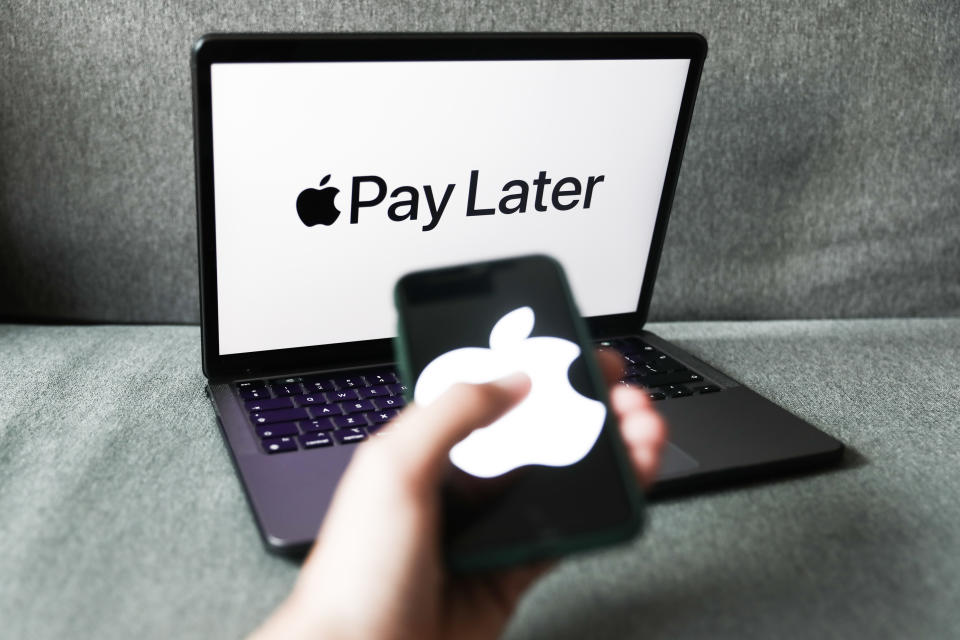 El logo de Apple Pay Later en la pantalla de un portátil y el logo de Apple en la pantalla de un teléfono en esta foto tomada en Cracovia, Polonia, el 7 de junio de 2022. (Fotografía de Jakub Porzycki/NurPhoto vía Getty Images)