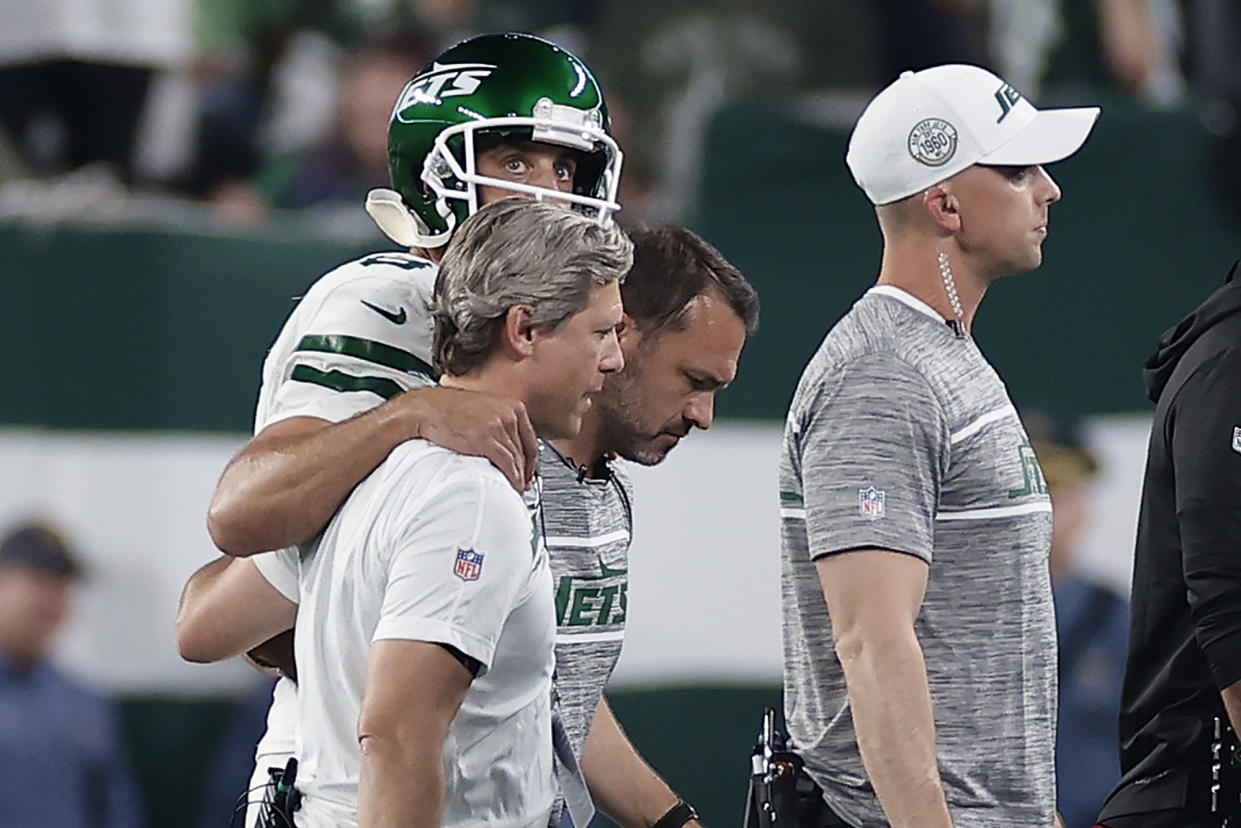 La temporada de debut de Aaron Rodgers con los New York Jets duró cuatro jugadas. (AP Photo/Adam Hunger)