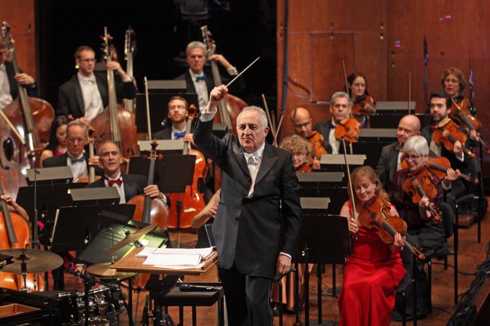 Bramwell Tovey leading the New York Philharmonic in "A Gershwin Celebration" at Avery Fisher Hall on New Year's Eve 2014 - Hiroyuki Ito/Getty Images