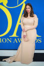 <p>Wann: 5. Juni 2018<br>Keine Braut in Weiß: Das beige Kleid mit Bardot-Ärmeln und engem Schnitt, das Model Ashley Graham bei den 2018 CFDA Fashion Awards trug, stammte aber dennoch aus der Brautmodenkollektion von Vera Wang. (Bild: Getty Images) </p>