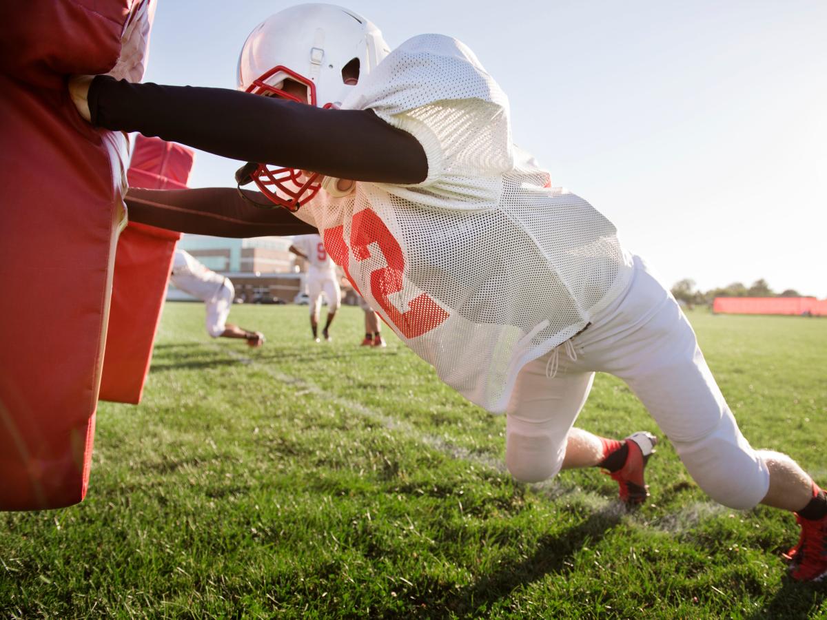 3 workout tips for football players that anyone can use in a fitness routine, according to a personal trainer