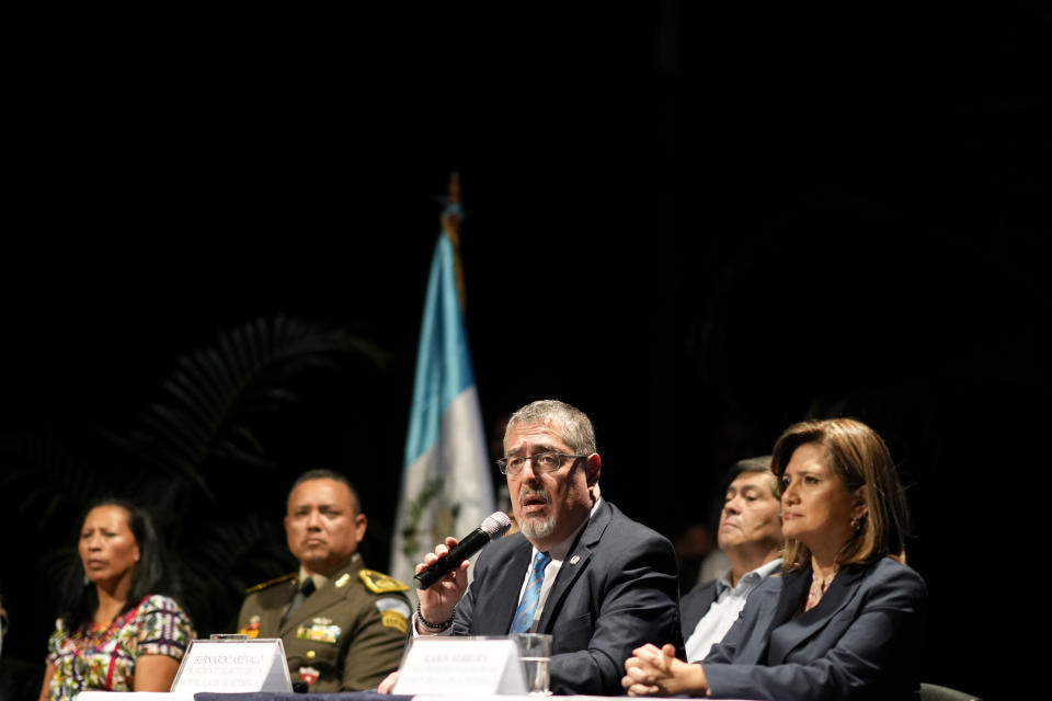 El presidente electo de Guatemala, Bernardo Arévalo, al centro, y su vicepresidenta electa, Karin Herrera, a la derecha, dan una conferencia de prensa con su gabinete ministerial en el Centro Cultural Miguel Ángel Asturias, el lunes 8 de enero de 2024, en la Ciudad de Guatemala. Arévalo tomará posesión el 14 de enero. (Foto AP/Moisés Castillo)