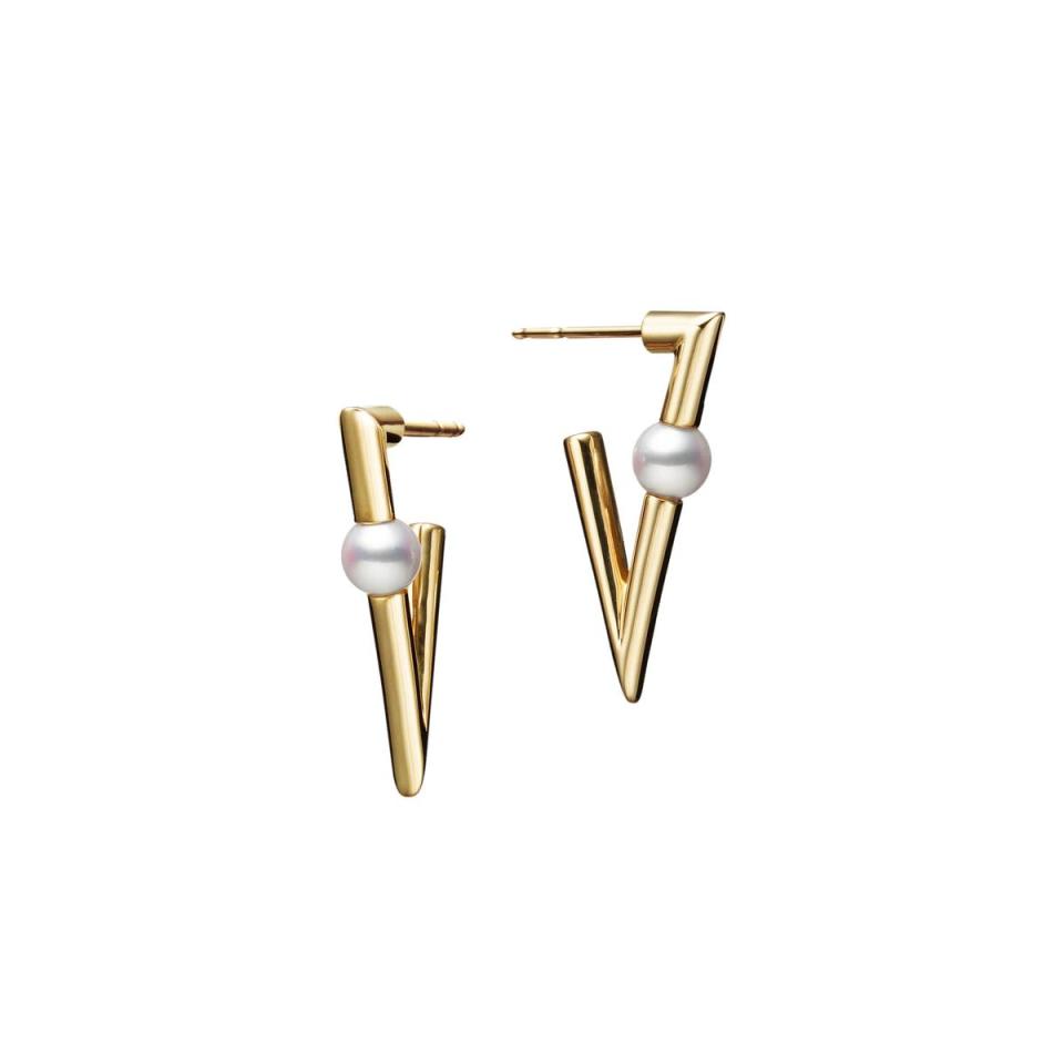 V Code系列18K黃金耳環，搭配日本Akoya 珍珠約5.00mm。NT$63,000（MIKIMOTO提供）