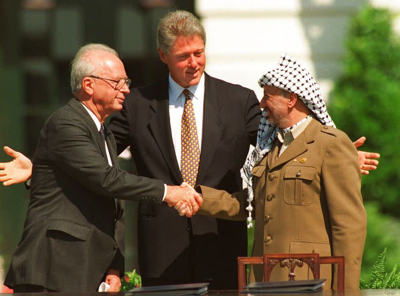 ARCHIVO - El presidente Clinton, el Primer Ministro israelí Yitzhak Rabin, y el presidente de la OLP Yasser Arafat, el 13 de septiembre de 1993.