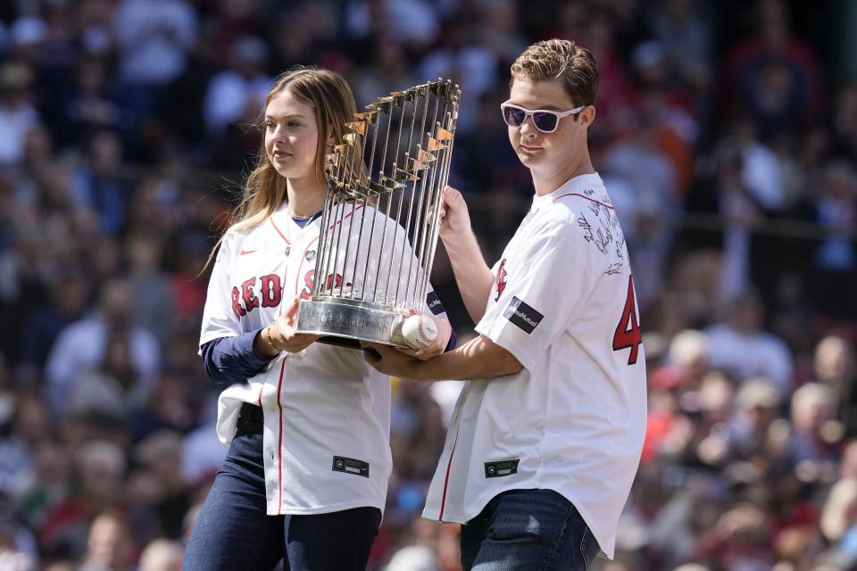 Red Sox honor 2004 championship team, Tim Wakefield's family ahead of