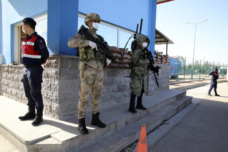 Soldaten stehen Wache vor dem Gerichtsgebäude (Bild: Burhan Ozbilici/AP/dpa)