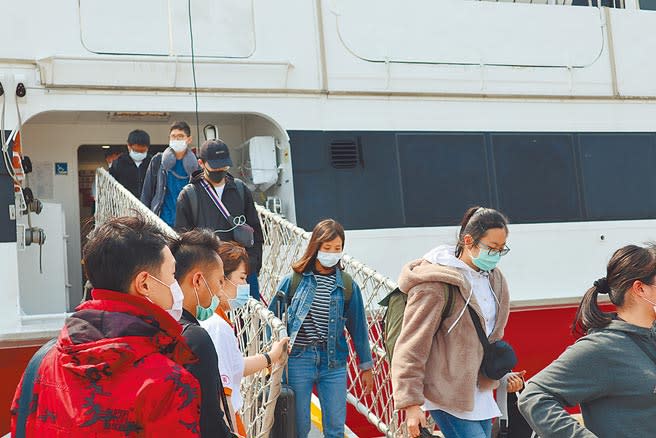 百麗航運公司雲豹客輪協助台、金航線疏運，3日載運約400名旅客從金門縣水頭港到嘉義縣布袋港。（張毓翎攝）