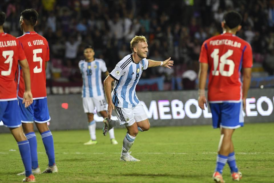 Luciano Gondou, de la selección de Argentina, festeja tras anotar ante Chile en un partido del Preolímpico Sudamericano, el martes 30 de enero de 2024, en Valencia, Venezuela (AP Foto/Matias Delacroix)