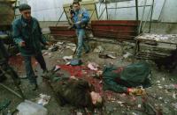 <p>Un anciano y un fotógrafo observan los cuerpos de unas personas asesinadas durante un ataque de mortero al mercado central de Sarajevo, en febrero de 1994. (Foto: Corinne Dufka / Reuters). </p>