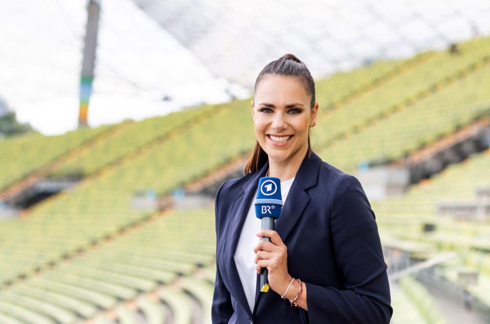 Esther Sedlaczek moderiert als Anchorwoman im Open-air-Studio die Championships 2022 vom 11. bis 21.08. in München. (Bild: BR / Markus Konvalin)