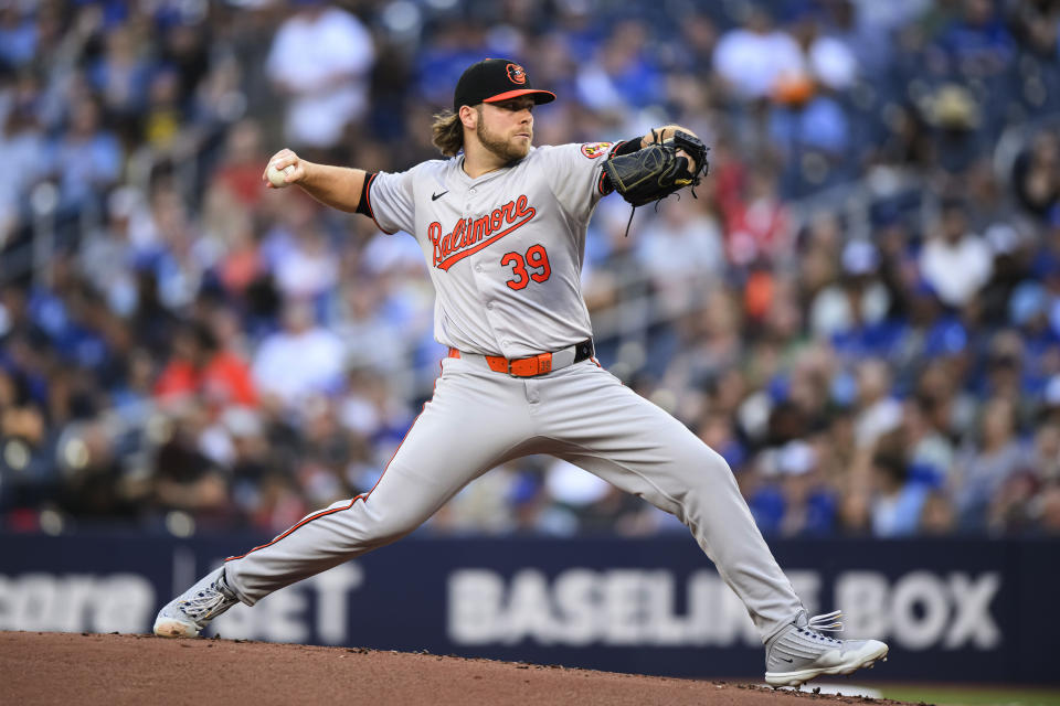 Corbin Burnes, lanzador estelar de los Orioles de Baltimore, trabaja contra un bateador de los Azulejos de Toronto durante la primera entrada del juego de béisbol del martes 4 de junio de 2024, en Toronto. (Christopher Katsarov/The Canadian Press vía AP)