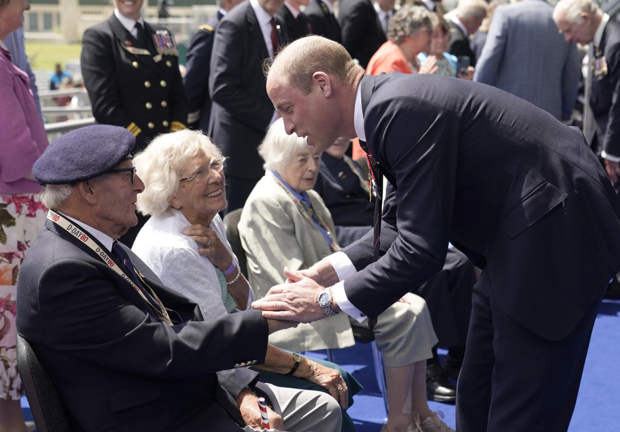 El príncipe William con veteranos del Día D. (Photo by Andrew Matthews - Pool/Getty Images)