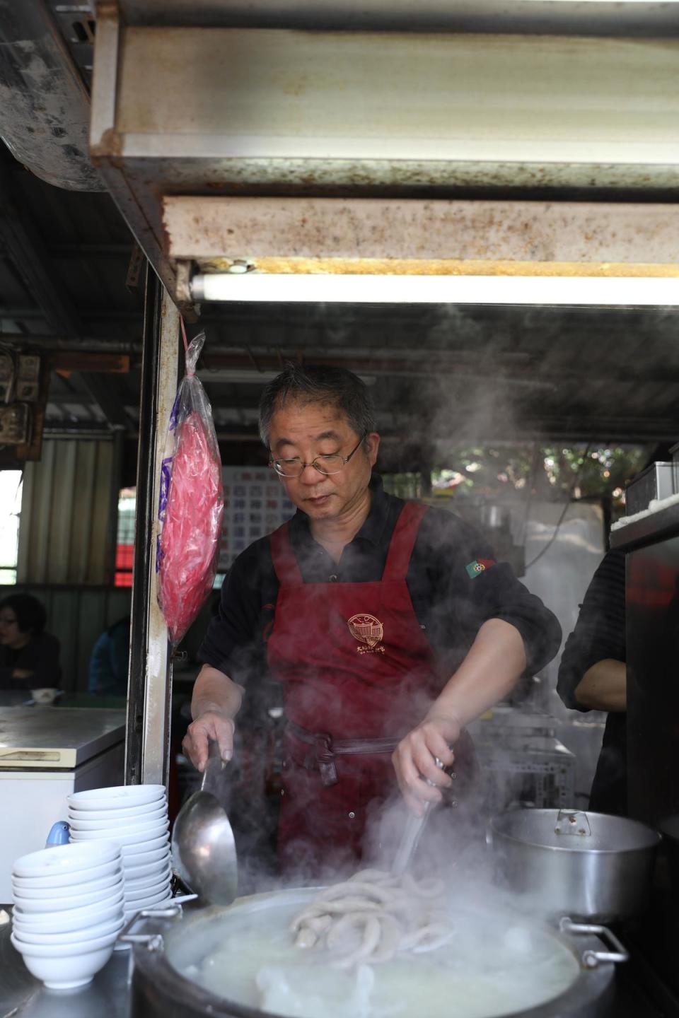 「廟口四神湯」老闆黃銘炎將內臟放入鍋中不斷熬煮，香氣與鮮甜全溶入湯頭中。