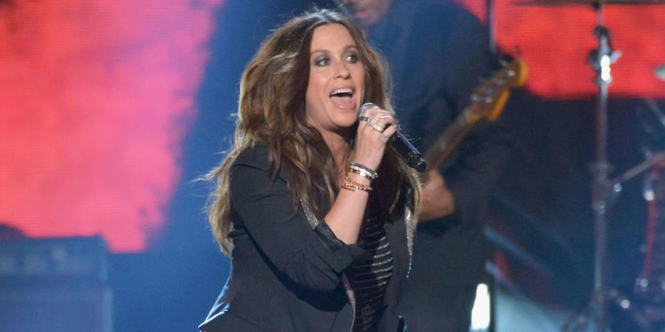 Alanis recently finished her Australia tour rocking her iconic long dark hair do. Source: Supplied