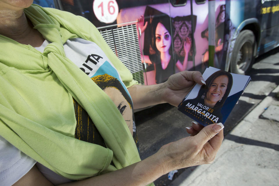 <p>FOTO l Cuartoscuro.- Margarita Zavala en el crucero del municipio de Guadalupe y la propaganda de su candidatura. </p>