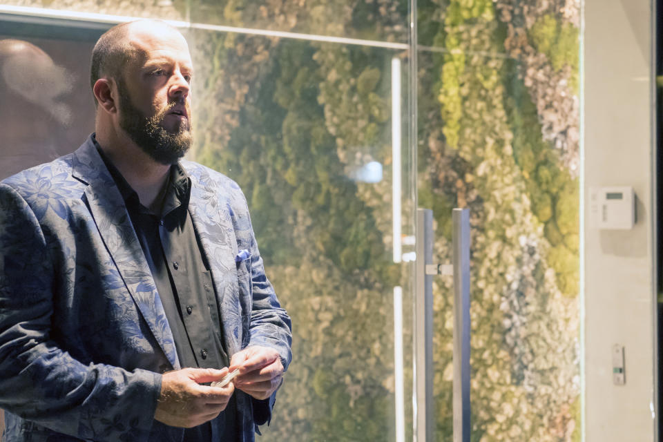 <p>Chris Sullivan as Toby Damon in NBC’s <i>This Is Us</i>.<br>(Photo: Ron Batzdorff/NBC) </p>