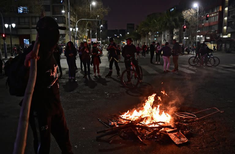 Personas que apoyan el proyecto de nueva constitución comienzan a reunirse mientras esperan conocer los primeros resultados de la votación del referéndum, en la Plaza Italia de Santiago, el 4 de septiembre de 2022.