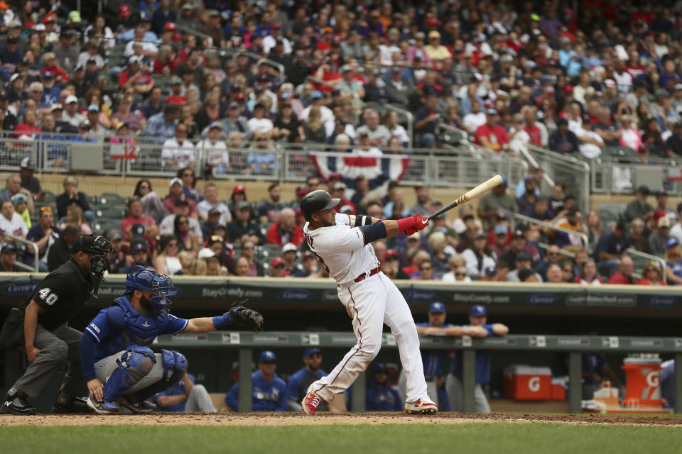 Nelson Cruz batea el jonrón 400 de su carrera en el cuarto inning de un juego ante los Reales de Kansas City, el domingo 22 de septiembre de 2019. (AP Foto/Stacy Bengs)